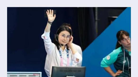 郭晶晶娘家婆家大团聚！年迈妈妈独自带俩外孙飞巴黎，老当益壮