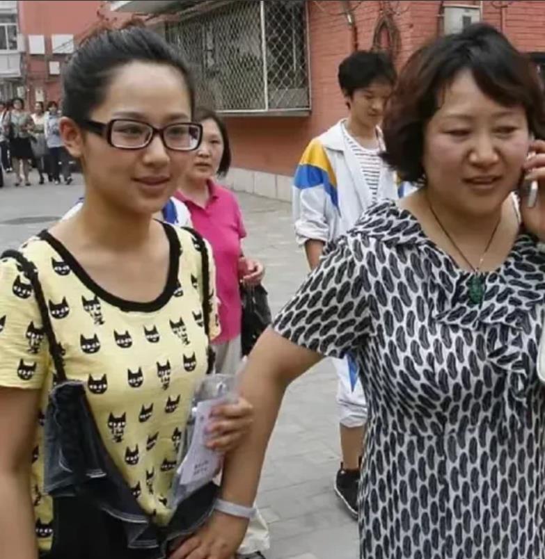 杨紫这两张照片的对比，实在是太强烈了，第1张是她当年参加北影艺考试的照片，看起来