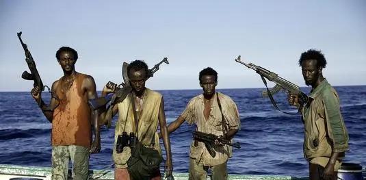 一次，韩国的“东源628号”渔船，在亚丁湾附近航行的时候，水手们在远处的海面上，