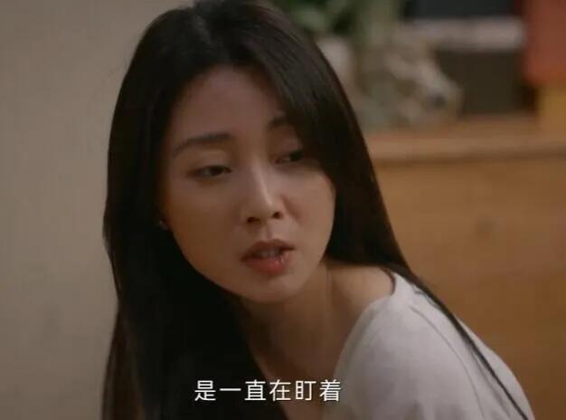 真怪！丈夫盯着女子看，妻子先生气