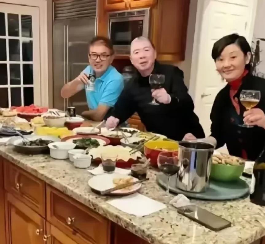 这是冯小刚吗？？？？不像！！是不是替身呀？？？？冯导不是这种面容！！！如果是冯导