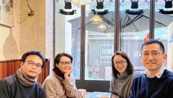 袁立和老公罕见同框，50岁的袁立头发花白气质仍在，小11岁老公比她还显老