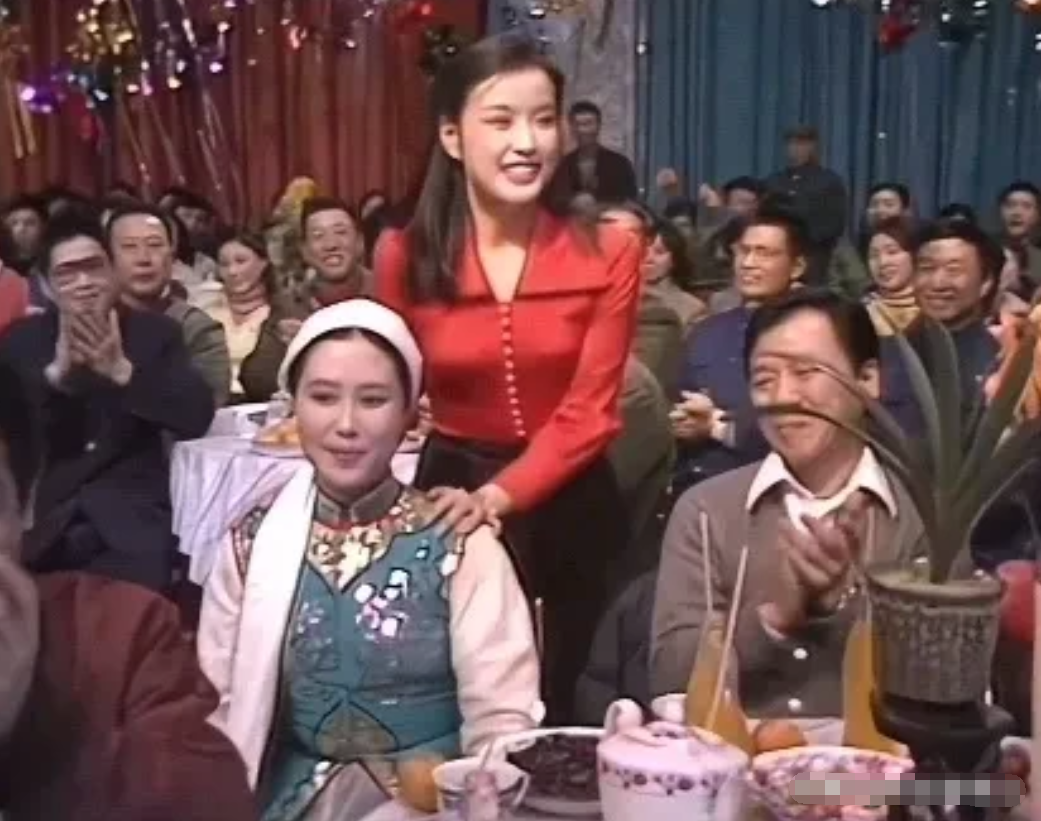 年轻时的刘晓庆和斯琴高娃两位大美人罕见同台，一个时尚前卫，一个优雅内敛。你觉得谁