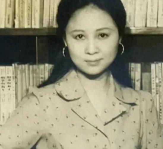 平看到人家琼瑶才华，死缠烂打，养活一家老少，到死心念自己的孩子，把遗产留自己的后