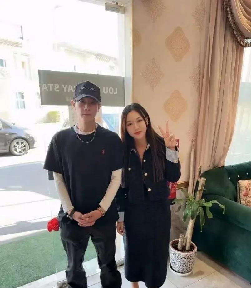 陈小春和应采儿一起到国外旅游了，而且在他们周围没有看到孩子的影子，难得的二人世界
