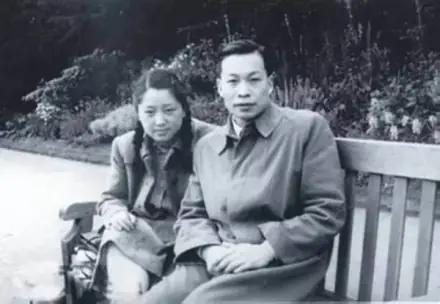 1969年，物理学家钱三强被下放到陕西，一天，他下地干活，转头看到一个女人佝偻着