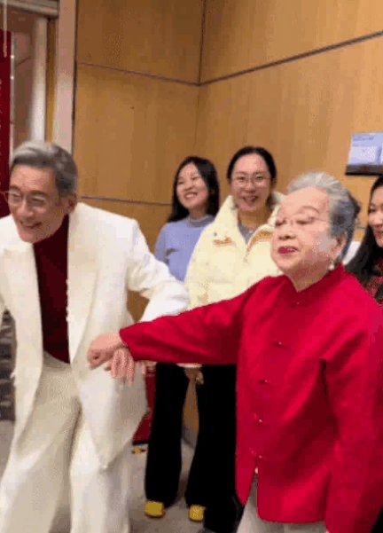 容嬷嬷这谱儿忒大了，
国际大牌明星点头哈腰地献殷勤，
她连眼皮都没搭一下，
就这