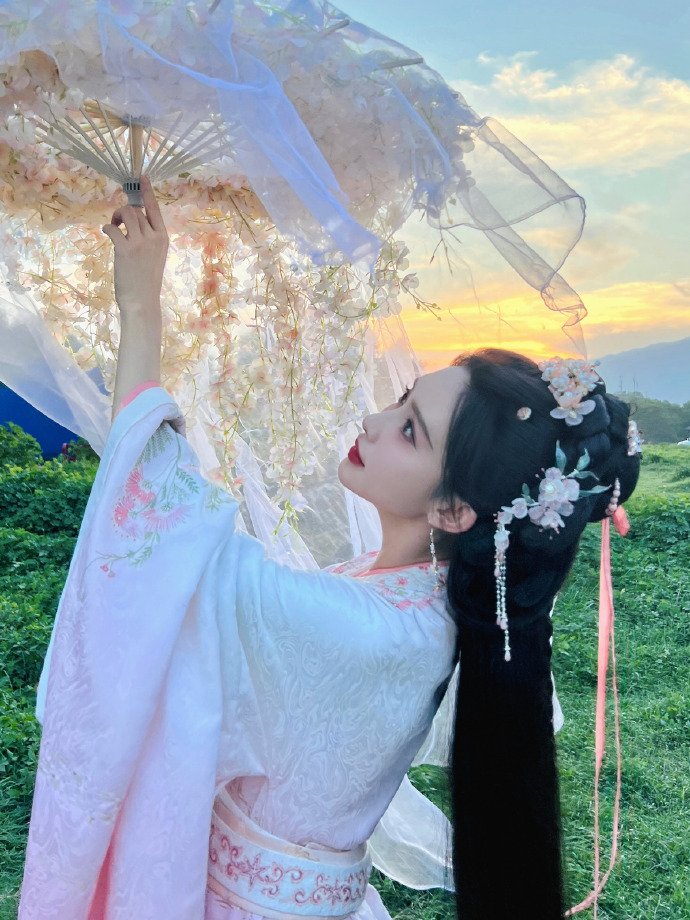 孟子义微博晒照，突出一个自由。这里面有七夕的，有七月的，还有去年秋天的。