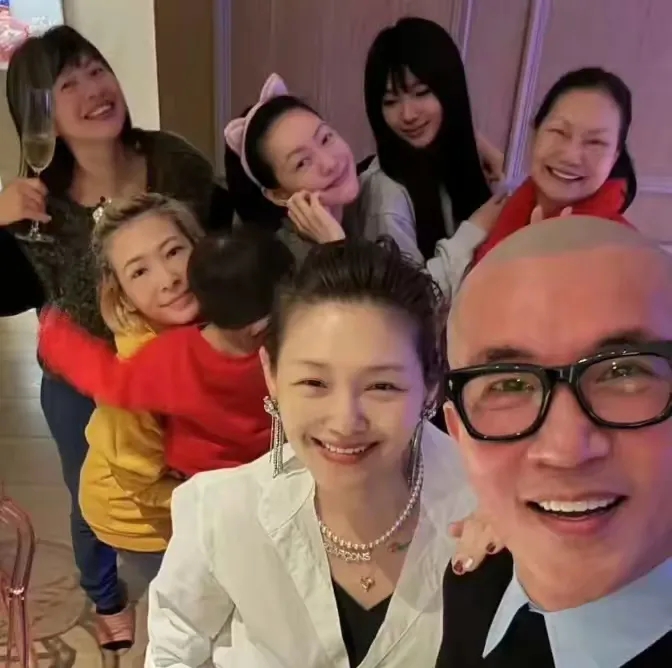 金城武堪称娱乐圈异类，是谜一样的存在，充满神秘色彩。他性向、婚育、动向皆不明，来