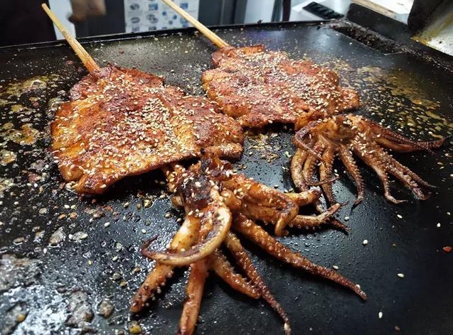 辨别鱿鱼串的新鲜度，要注意以下几个方面：

1. 气味：新鲜的鱿鱼应该没有异味，