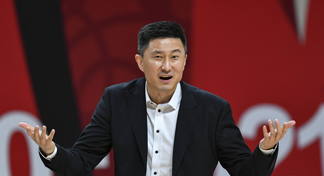 生气啊！教练查房，发现球员都在打游戏