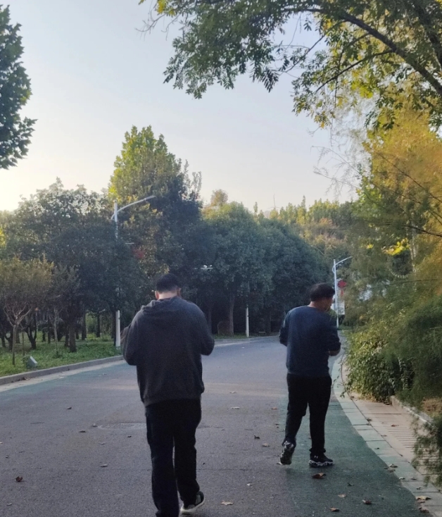 我家里躺平了三个，我们夫妻俩和二十三岁的儿子！[捂脸][捂脸]
我今年退休了，工