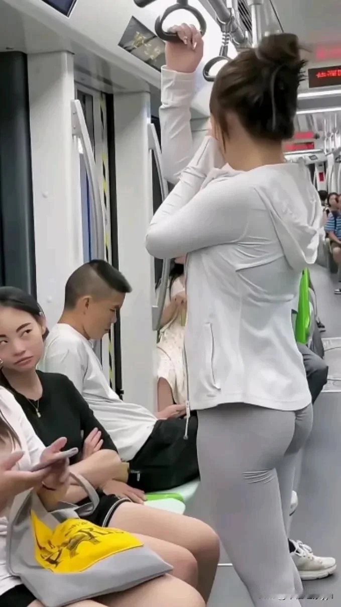 地铁里有个女的一直看着我，她是不是对我有什么意见哈哈哈