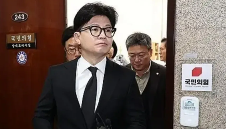 韩东勋辞职内幕曝光....
14日，执政党12名议员倒戈导致尹总被成功弹劾下台，
