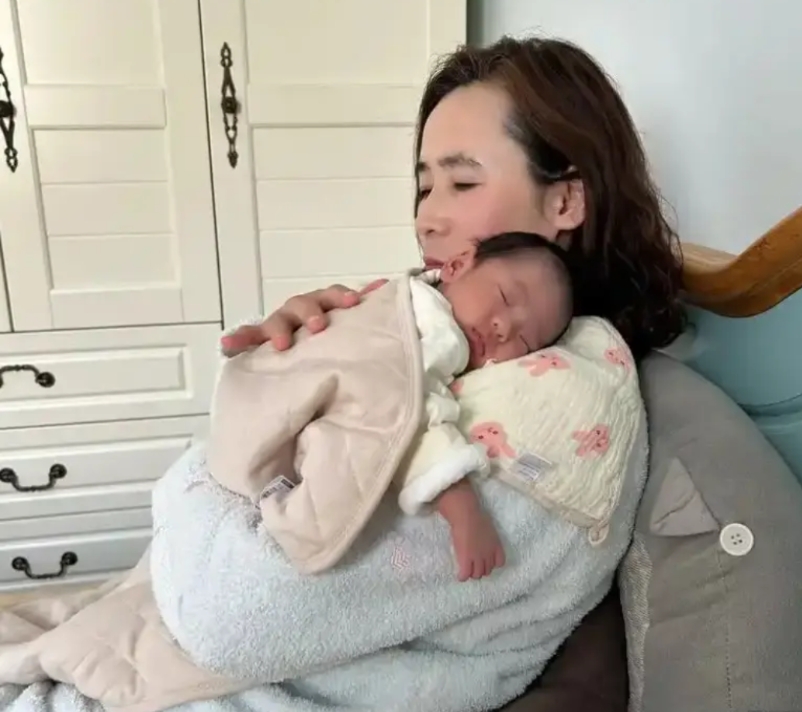 湖南衡阳，女子离婚时净身出户，6个月后生了个儿子，前夫得知不是自己的，一气之下，