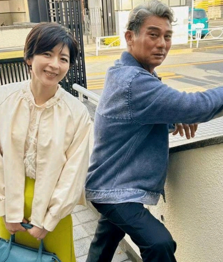 这应该是李连杰最对不起的女人吧？
日本著名女演员，《精武英雄》女主，51岁仍独守