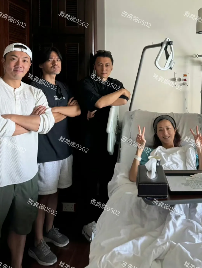 陈奕迅的老婆徐濠萦腰椎手术入院治疗，谢霆锋冯德伦等好友去医院探望，徐濠萦双手比耶
