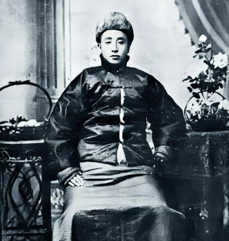 1891，16岁的张作霖落了难，沿街乞讨，寡妇看他英俊，一把拽到卧房，撩开衣襟，