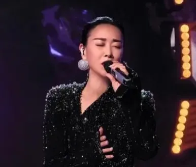 56岁那英，太倒霉了！

6月8日一大早，那英突然登顶热搜，这一次并不是因为歌手