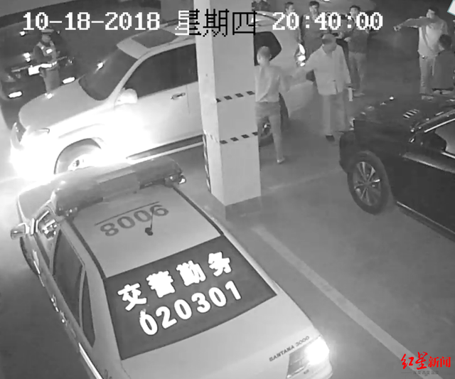 山东临沂，一民企老板因私家车位被警车占用，双方沟通不畅发生冲突，警察受伤后，老板