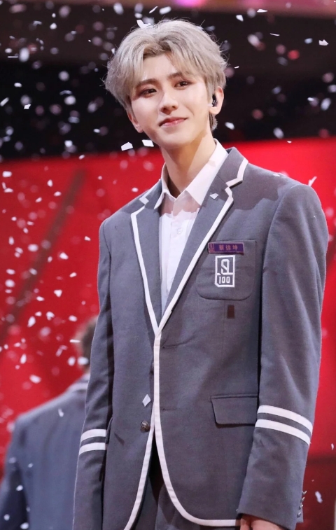 蔡徐坤：用才华征服舞台，用魅力点燃激情！