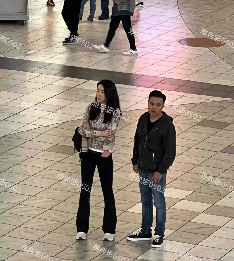 温哥华偶遇熊黛林一家，熊黛林只是个子高本人并不好看，出来玩也板着脸一副不高兴的样