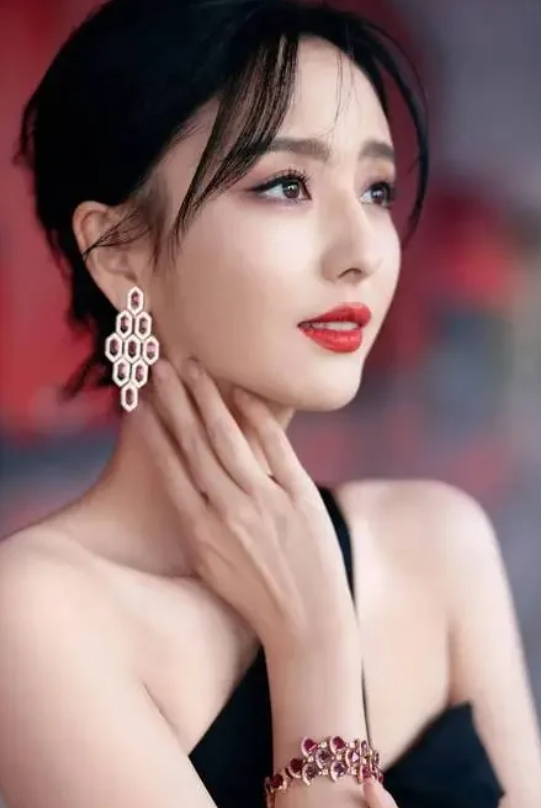 佟丽娅：绽放光芒的逆袭之路