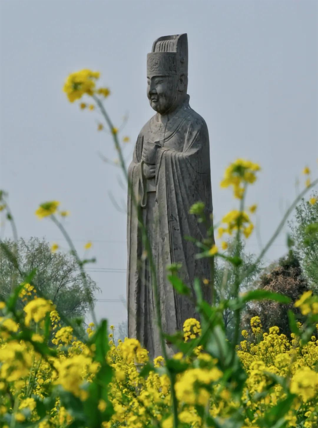 北宋皇陵现位于巩义市芝田镇、西村镇、回郭镇和巩义市区，分为四个陵区:西村陵区、蔡