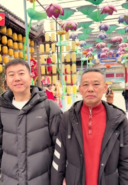 丁文和爸爸的简单的牵手，爸爸等了30多年，丁文40岁以后，也终于感受到了亲生父母