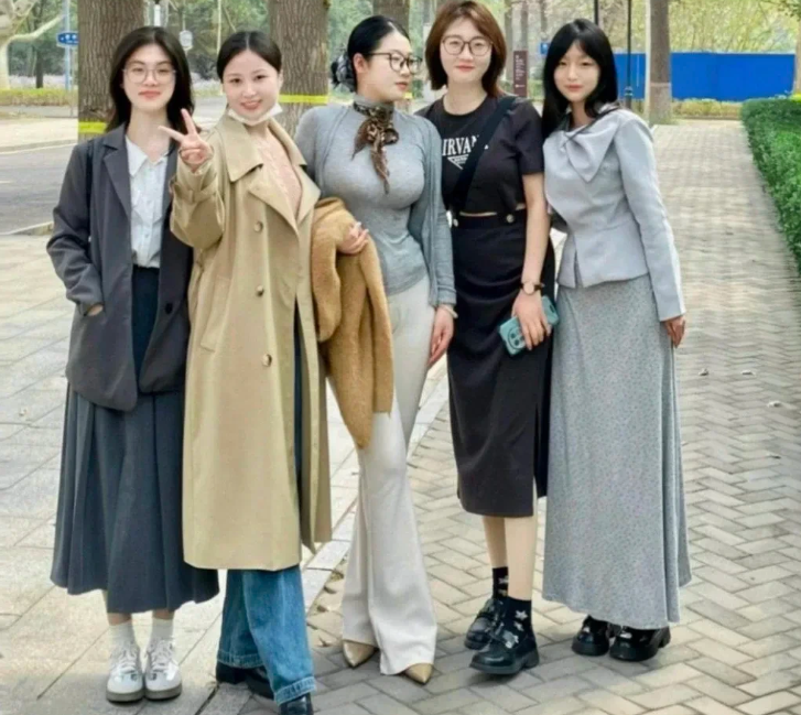 母女五个，猜猜哪个是妈妈