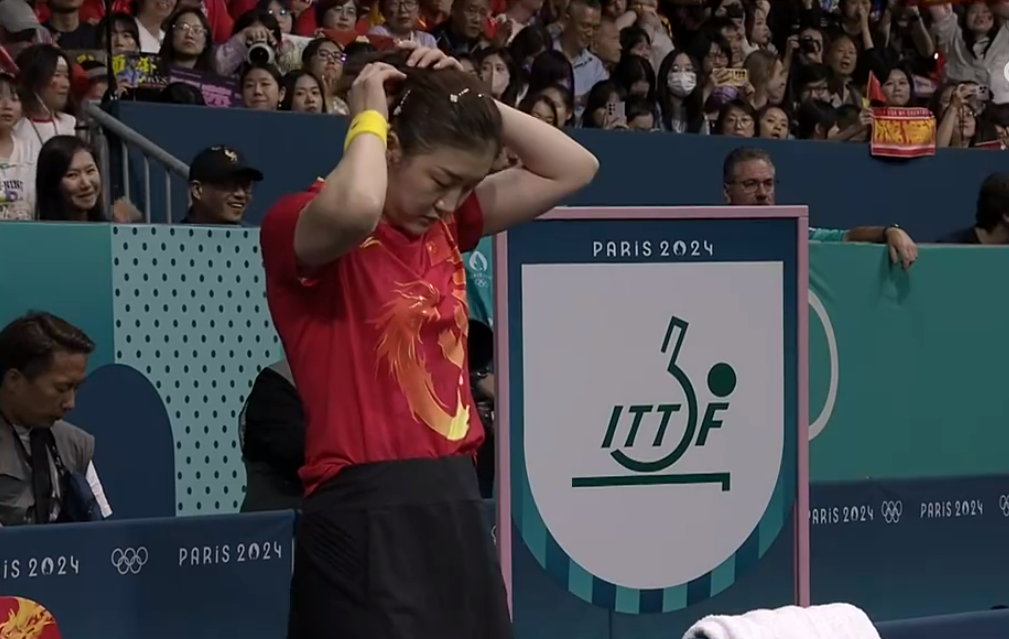 第四局，孙颖莎发球，开始抢前三板，1-0！一个大斜线，陈梦回球出界，0-2！一个