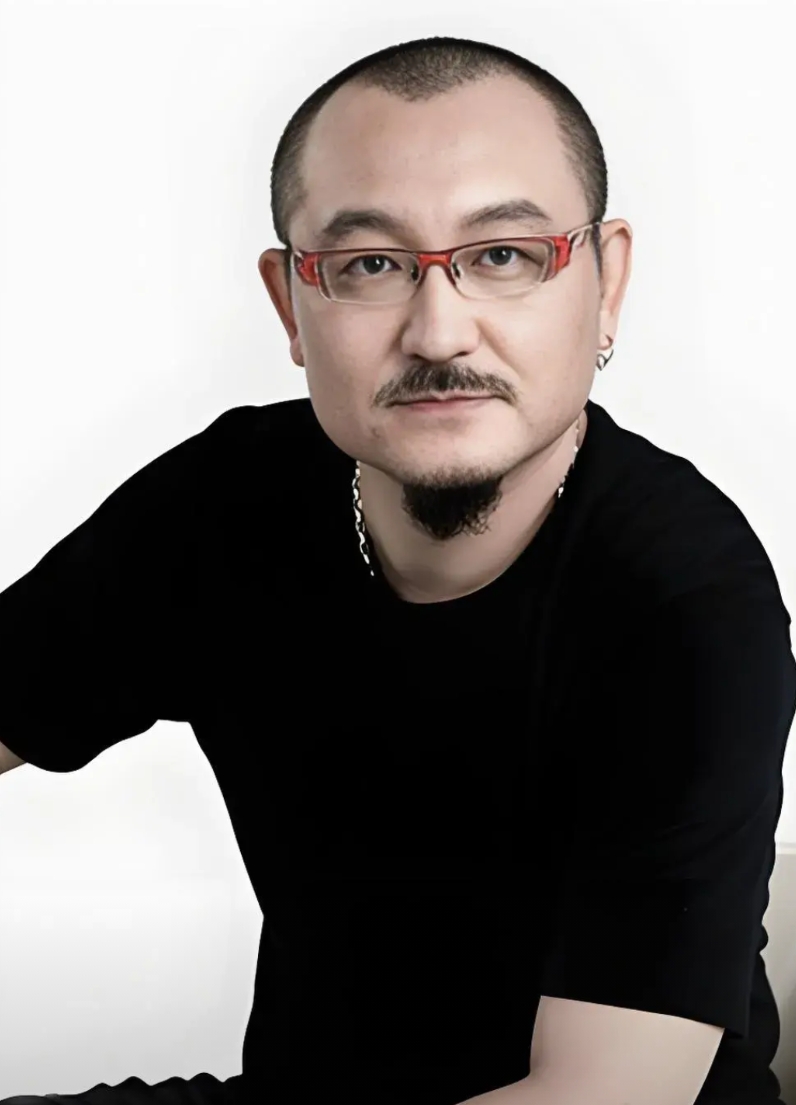 他是封神导演乌尔善，最近被人批得挺惨的，我总结了这1个批得最狠原因：
1、他对封
