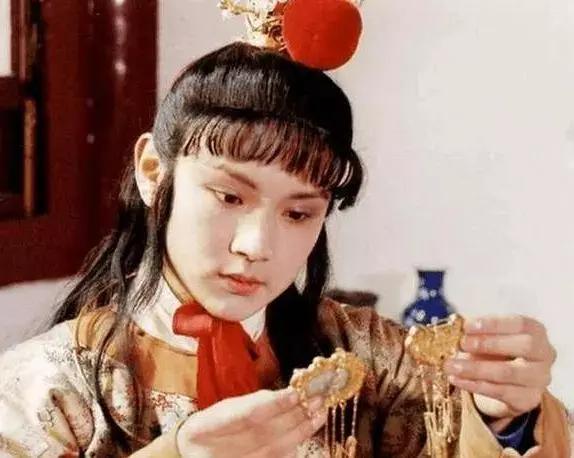 87版《红楼梦》开拍时，导演看着扮演贾宝玉的欧阳奋强太过文静，跟原著相差太大，于