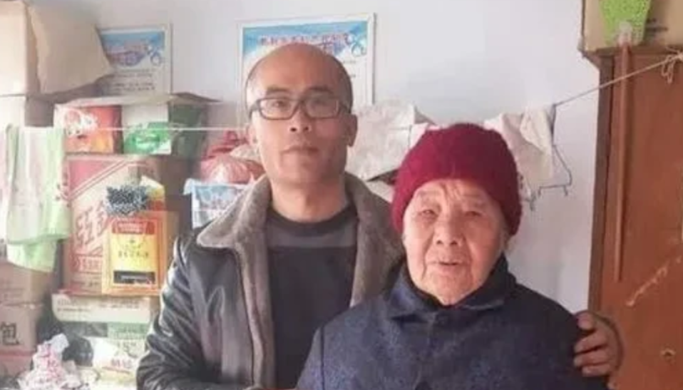 1996年，山东一男孩每天徒步30公里上学，一妇人得知后，把自己的屋子免费让给他