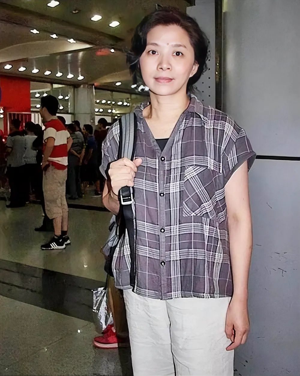 还记得这位老演员吗？
她是山东烟台人，与倪萍曾经是同学，与巩俐曾经是同事。她说话