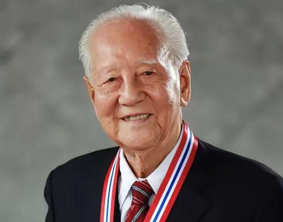 钱学森享年98岁，黄旭华享年99岁。

这两位伟大的科学家有着共同的可贵品质：生