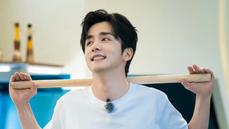 张新成好像和妈妈不太熟？《五十公里桃花坞》节目中展现多面魅力