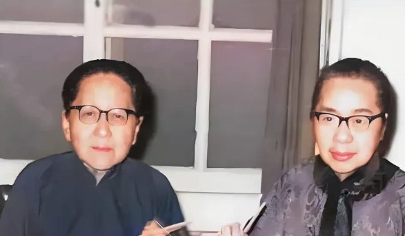 60年代，张作霖的五夫人寿懿和六夫人马岳清，一张罕见的合影！
张家夫人没一个改嫁
