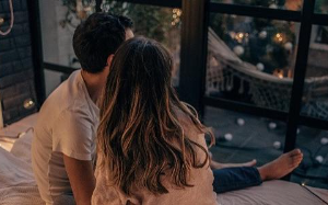 承诺爱我的男朋友，为了利益联姻成为别人的未婚夫。我在为他生日筹备惊喜，他却抱着别的女人吻得缠绵...