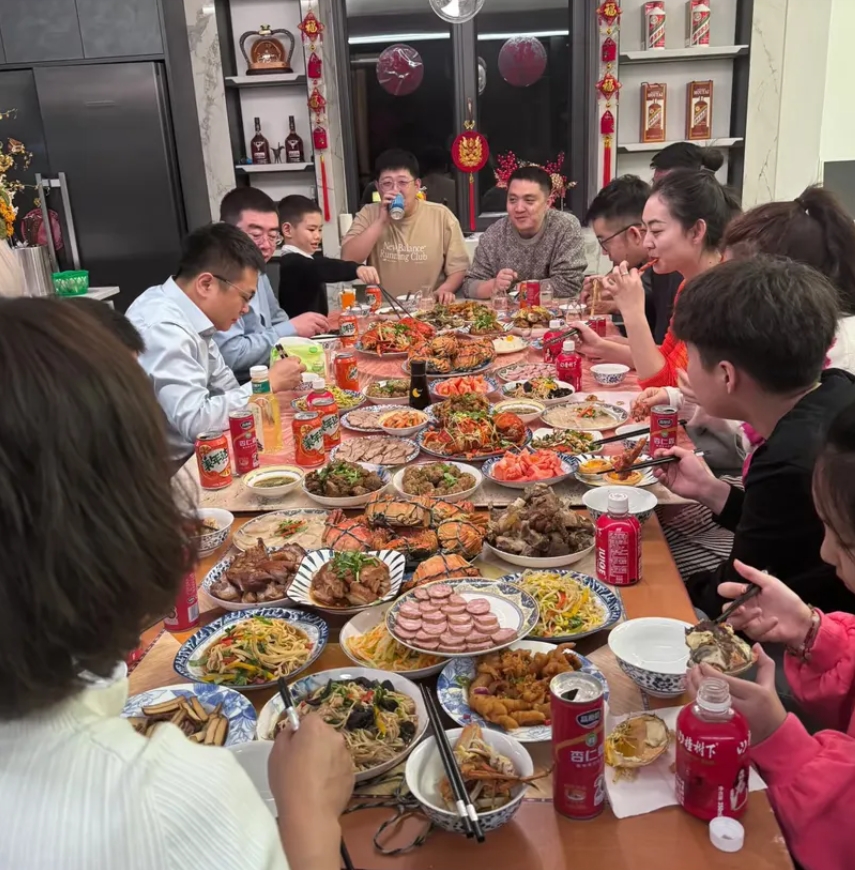 曾以为亲戚是血缘相连的温暖依靠，可有些事却如同一盆冷水，浇灭了所有期待。
有次家