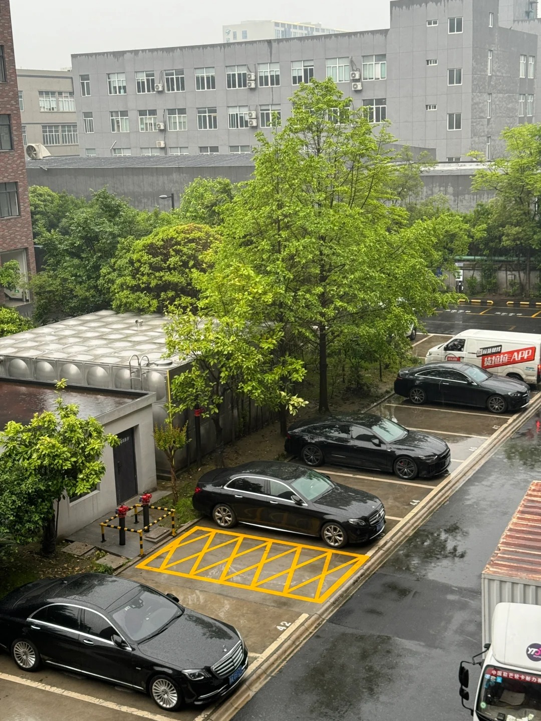 这四辆哪辆最贵？车盲遇到奔驰真的分不清楚
奔驰的车真的长的都差不多，价格却天差地