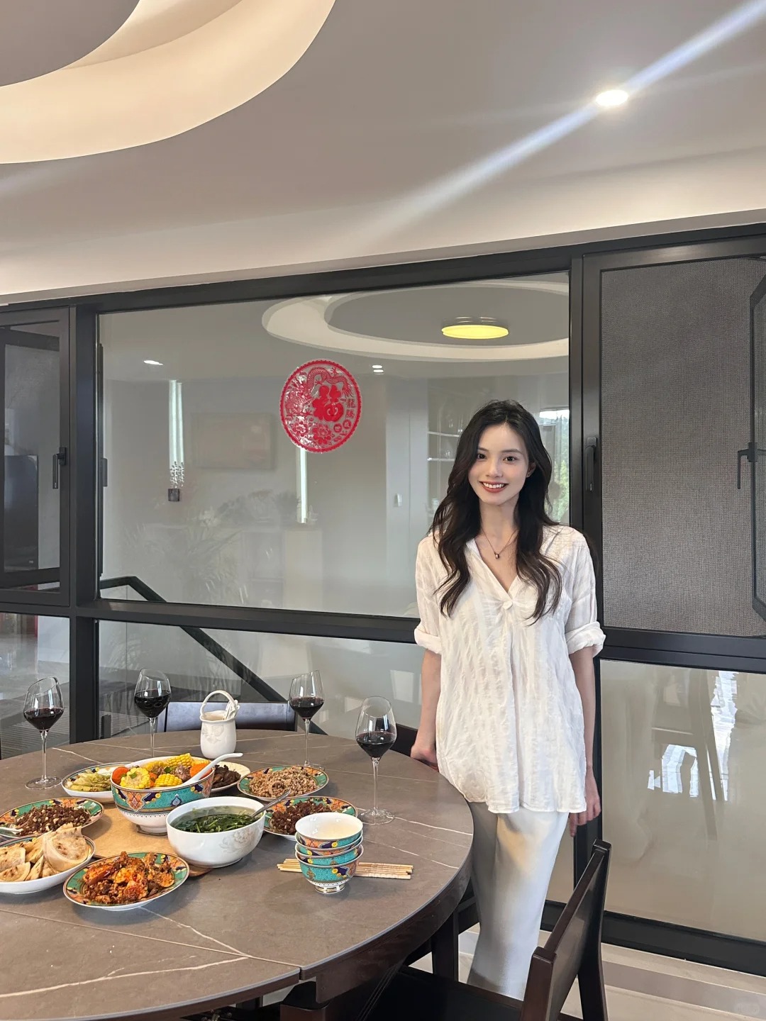 小美女人设商店之花三三
不论其他 花三三的审美我是竖大拇指的
究竟是什么样的风格