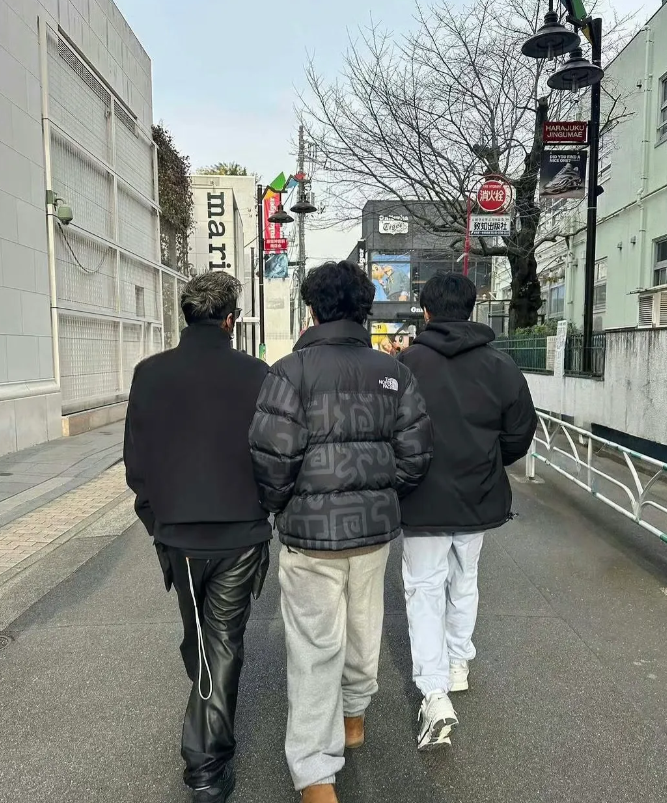 1月30日，谢霆锋带着两个儿子在街上闲逛被网友偶遇，抓拍到背影，三人排成一排，背