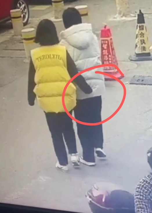 浙江，23岁女孩和女同事逛街时，对方总喜欢把手放在她屁股后面，查看监控后才发现真
