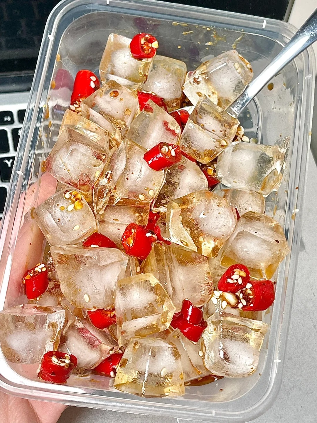 谁发明的啊！真的好吃s了😭...
凉拌冰块！
直接用自制的万neng料汁就可以