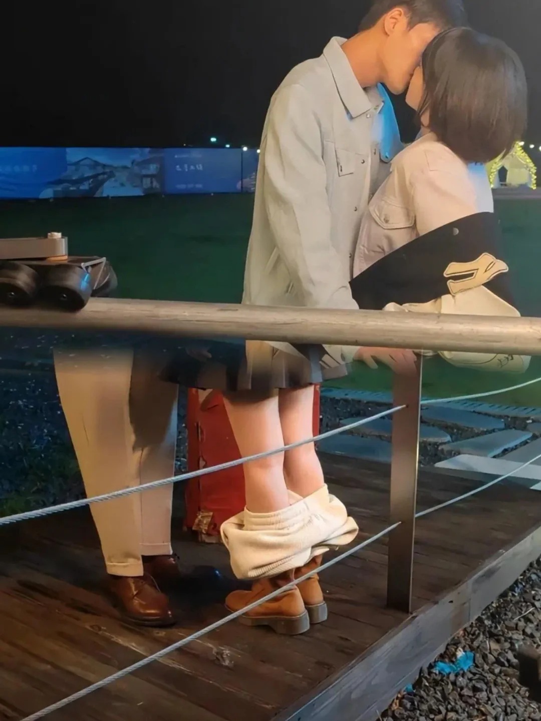难怪电影里很多镜头只有上半身！
阿栈追剧的时候，经常对那种只能看到上半身，看不到