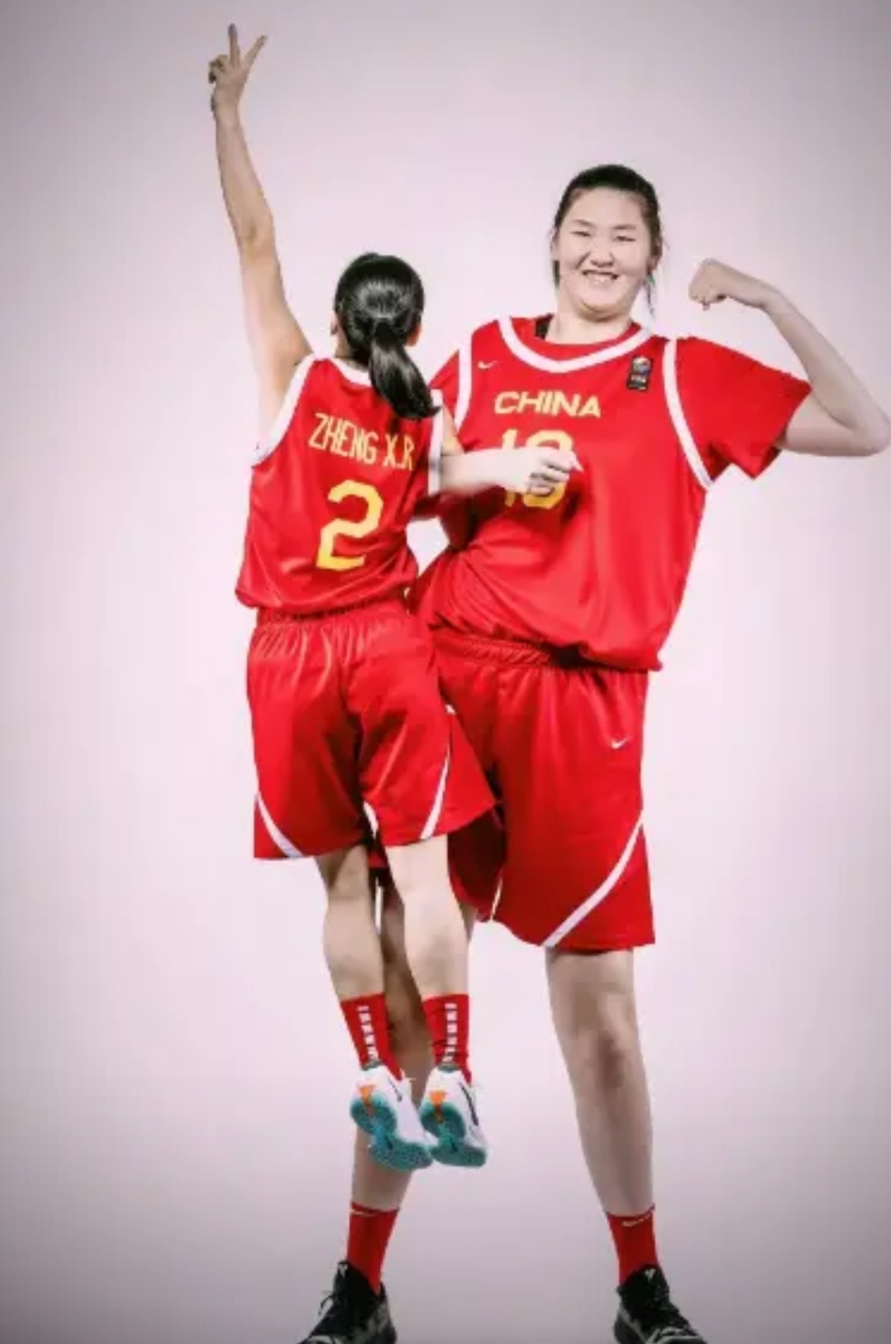 张子宇家庭成员一览
1.父亲：张磊
有原济南军区男篮的经历，身高达 2.13 米