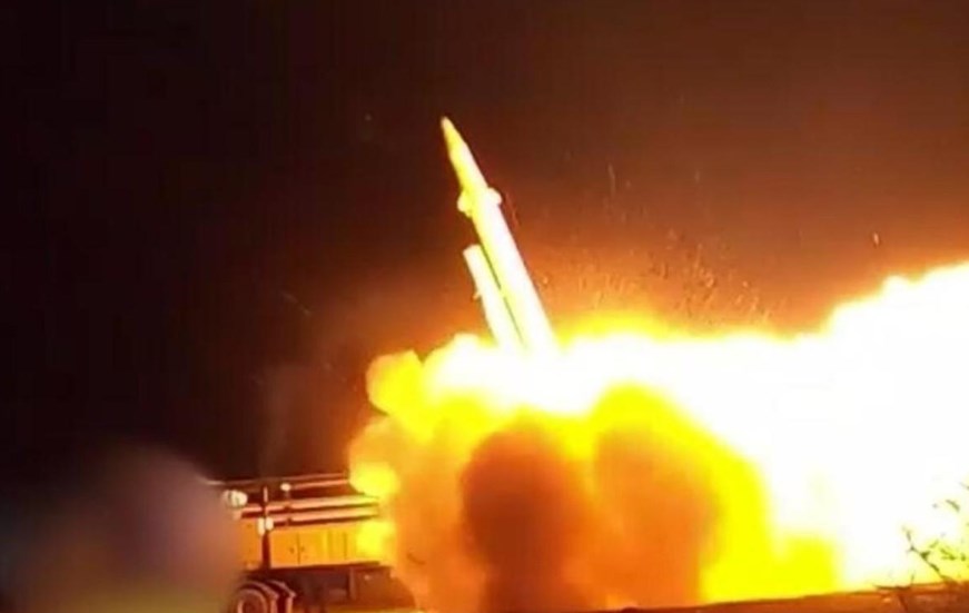 美英迎来突然报复，美军机被击落，英国油轮被炸！也门胡塞武装称，在此击落一架美军的