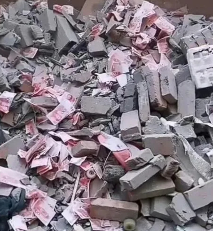 帮人拆老房子碰到这种情况该怎么办？
要不要通知房主一下呢？