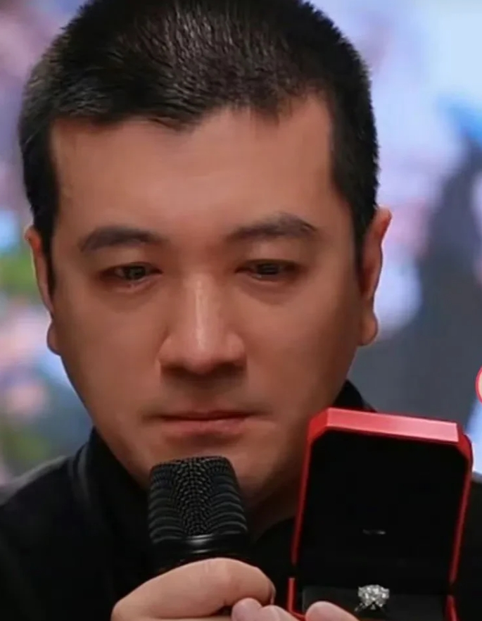 杨子吃完饭砸锅的行为惹火了芒果卫视，他公开节目嘉宾都是表演立人设，变相承认节目作